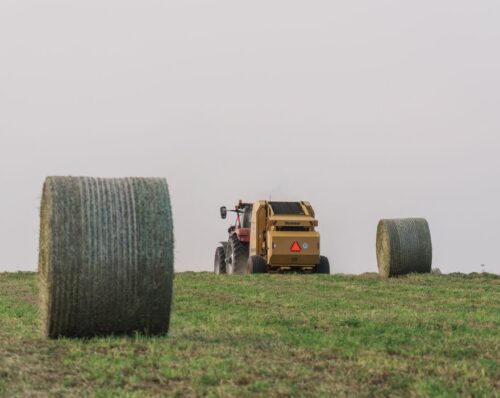 Vermeer 604S Premium baler in action